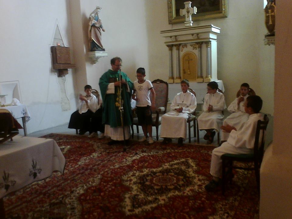 A vasárnapi szentmise a katolikus templomban