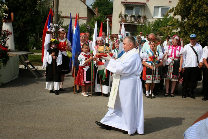 György Ferenc atya a Szentkoronával