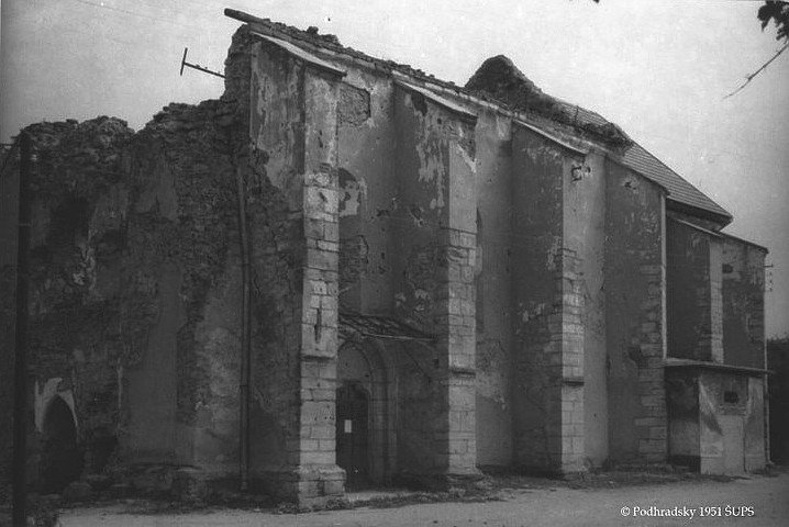 A felrobbantott Szent Jakab templom romjai
