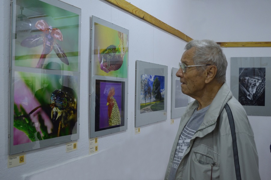 A klub alapító elnöke is nagy figyelemmel szemlélte a tagsági kiállításon bemutatott fotókat