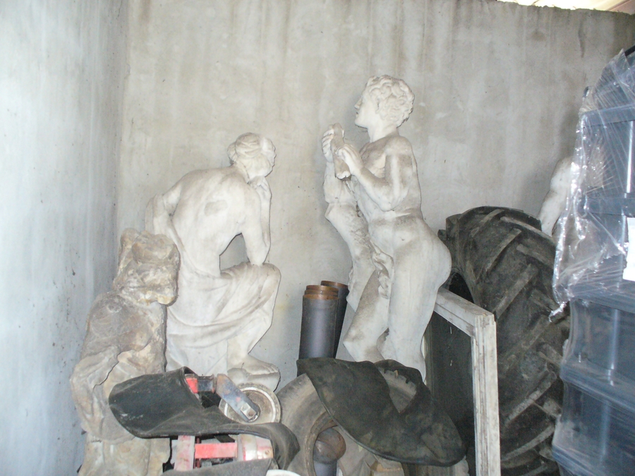 Kastély szobrok 2010-ben