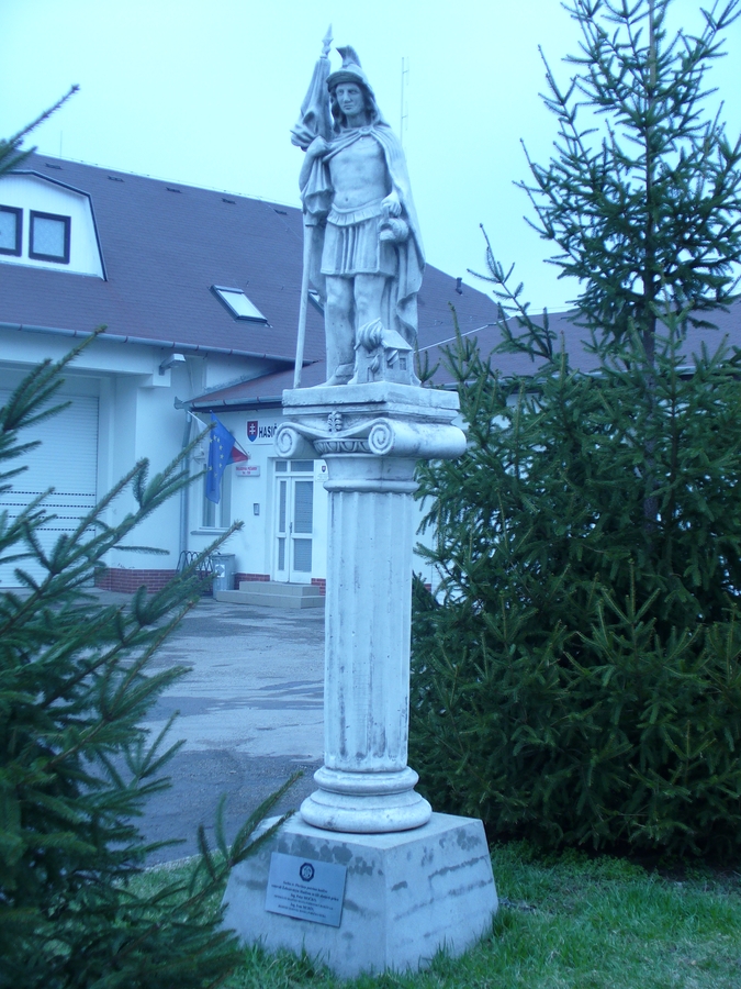 Szent Flórián szobra a tűzoltóság udvarában