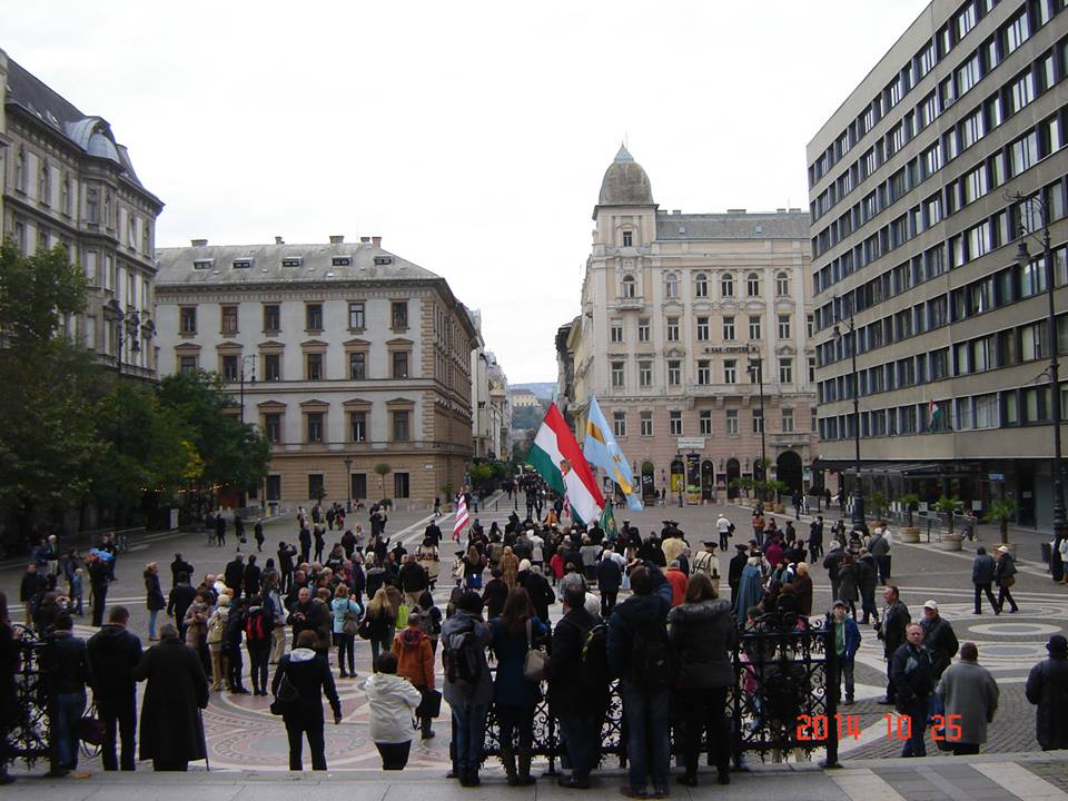 Indul a tömeg a Kossuth térre