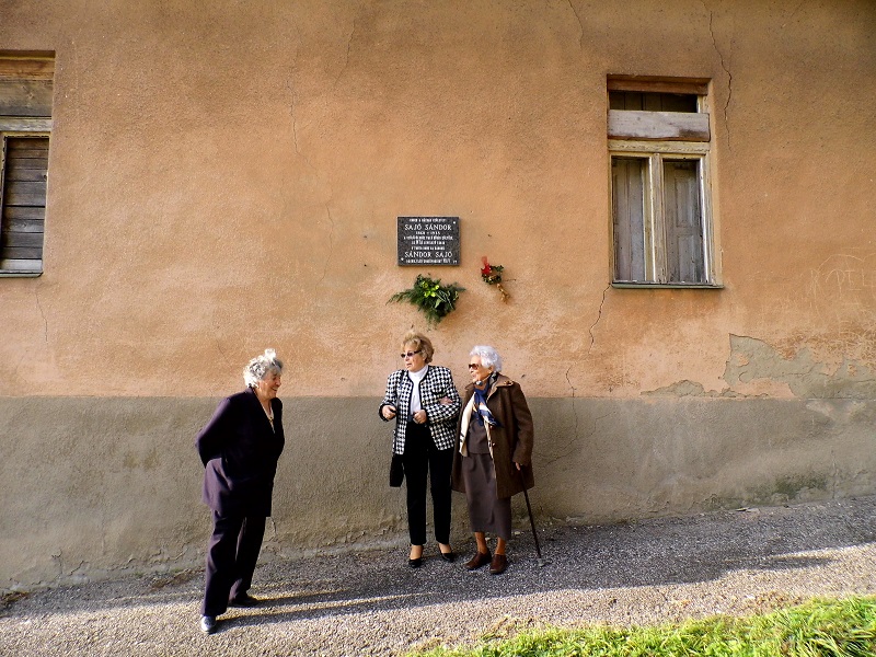 Pósa Éva és Tamás Ilonka néni Judit lányával Sajó Sándor szülőháza előtt