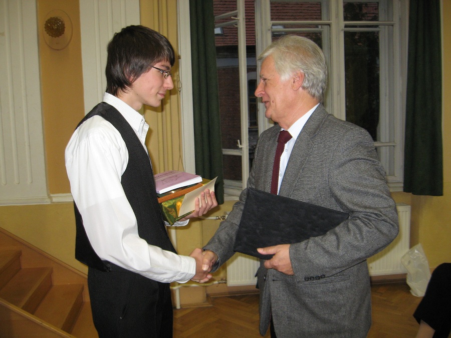 Keszegh István a találkozó főszervezője átadja az Oláh György-díjról szóló oklevelet Schefler Gergőnek