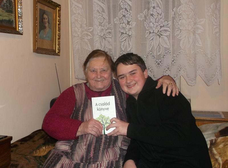 Magyar család két generációja a könyvvel