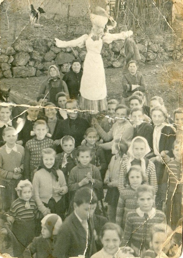 Kisze Kelenyén. 1950-es évek. Lent középen a szerő gyerekként