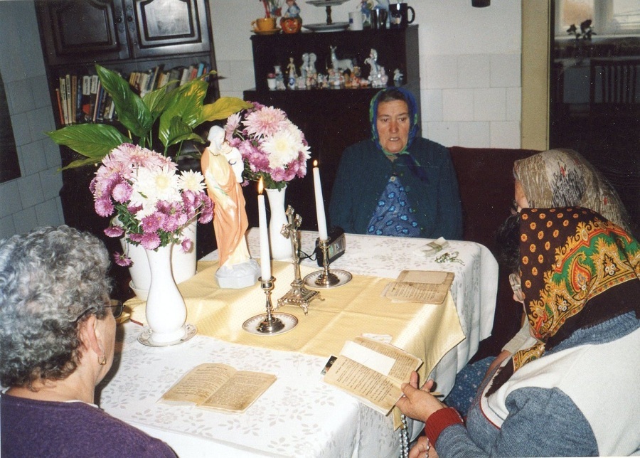 Szt. József-kilencedet imádkozó asszonyok Palást 2005. Csáky Károly felv
