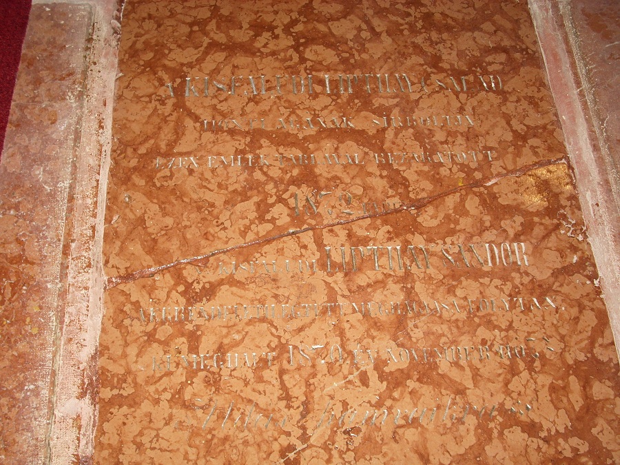 A Lipthay-kripta márvány fedőlapja a templomban. Csáky K. felv