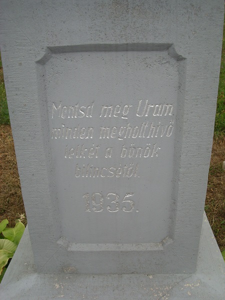 A központi temetőkereszt dedikációja. Csáky K. felv. 1