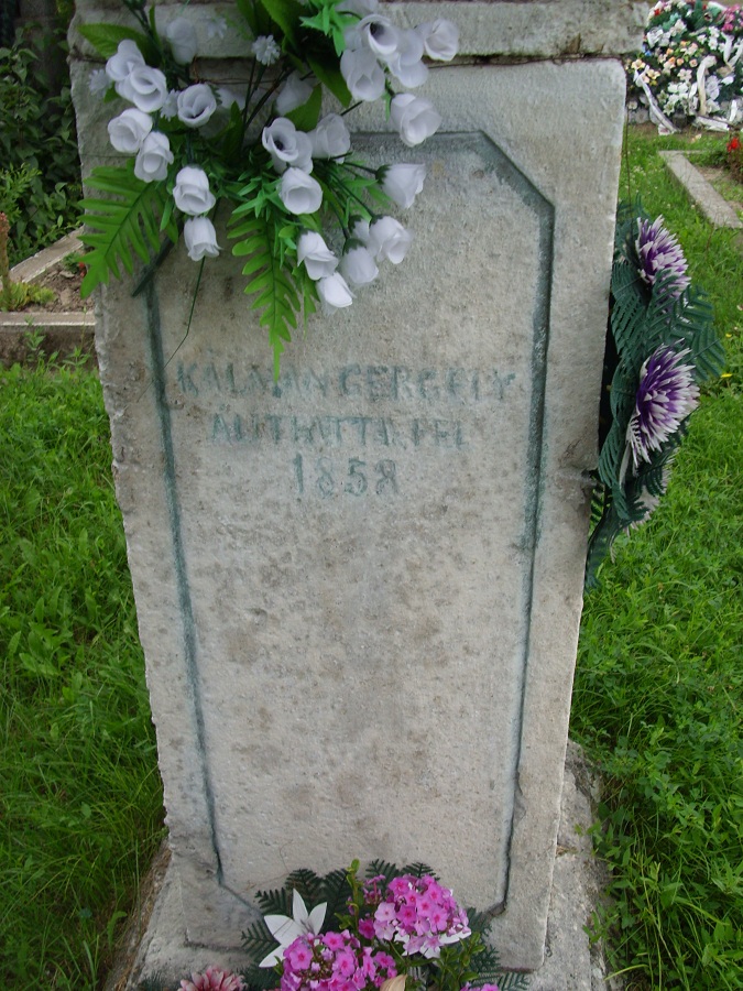 A régi temetőkereszt felirata. Csáky K. felv