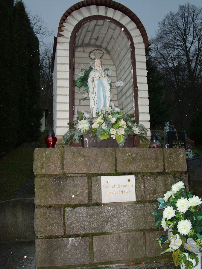 A temető Lourdes-i barlangja. Csáky K. felv