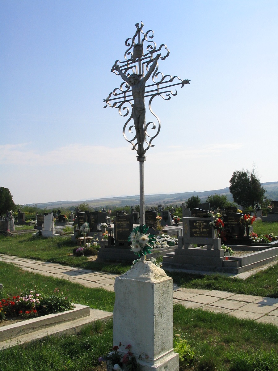 A temető kovácsoltvas keresztje. Csáky Károly felv. 2007