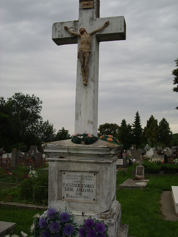Az újabb temetőkereszt. Csáky K. felv