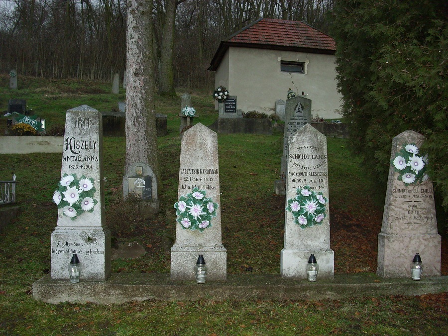 Evangélikus sírjelek a temetőben. Csáky K. felv