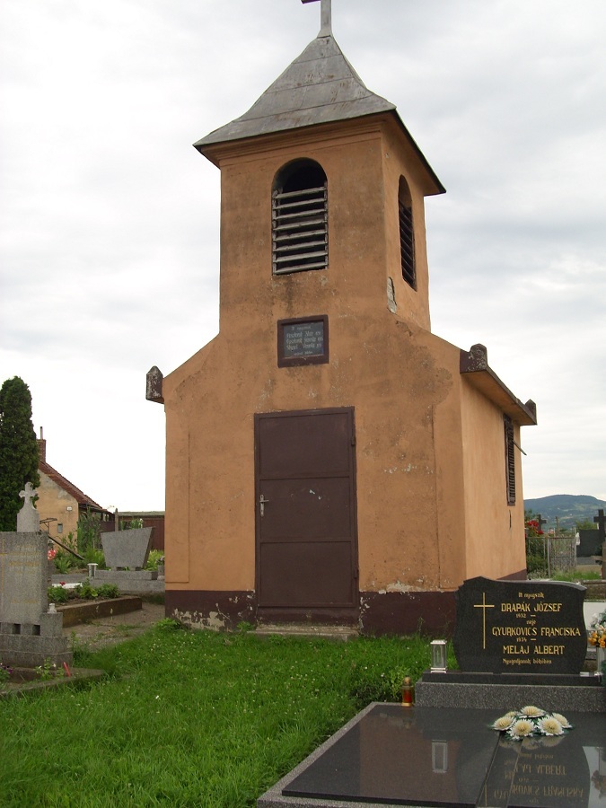 Kápolna a garamkövesdi temetőben. Csáky K. felv