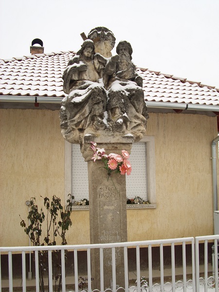 A Szentháromság-szobor Bernecebarátiban Csáky Károly felvételén