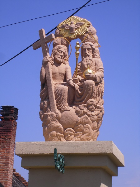 A pereszlényi Szentháromság-szobor
