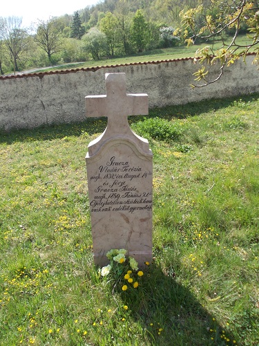Gracza János és Vladár Terézia síremléke a szerző felvételén