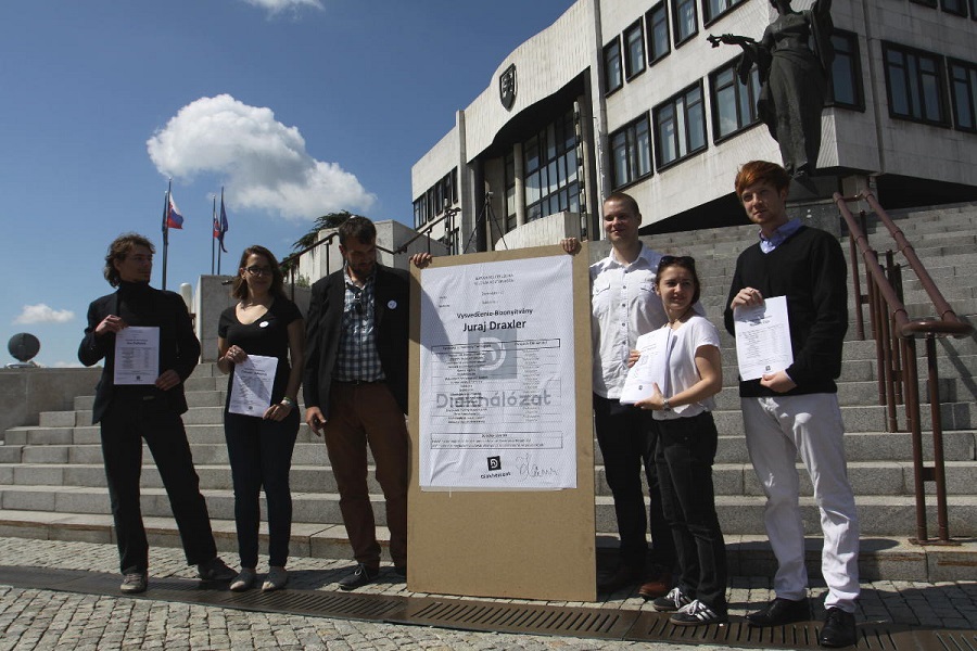 A Diákhálóuaz aktivistái a parlament előtt