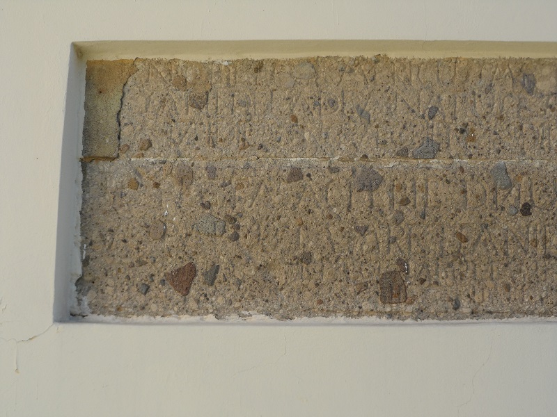 A Szmrecsányi-kő a bazilika falában Havass Miklós felvételén