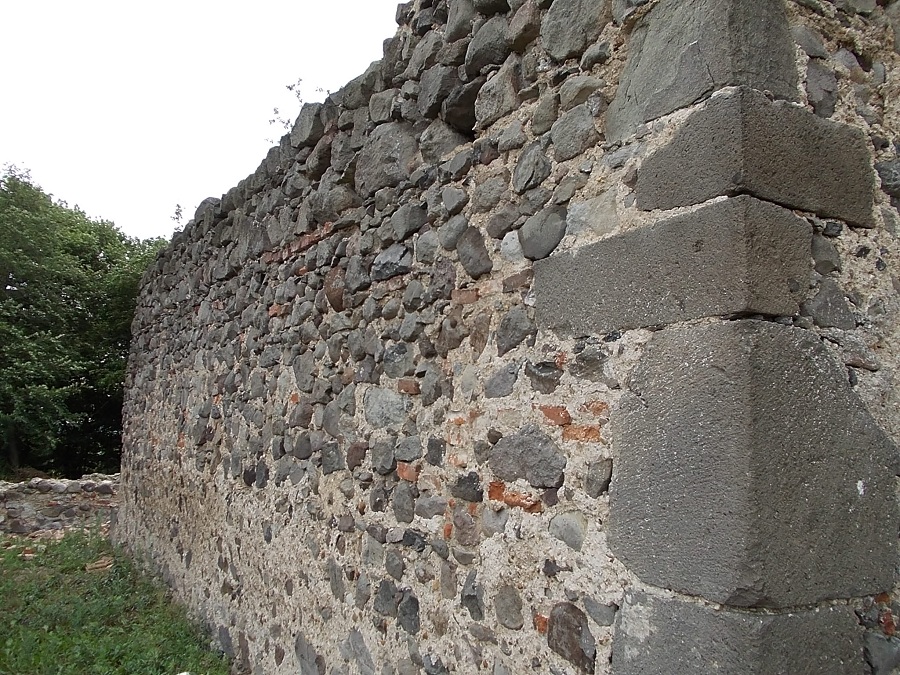 A nagycsalomjai romtemplom északi fala Csáky Károly felvételén