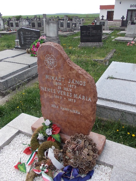 A Mikszáth-szülők új sírjele Csáky Károly felvételén