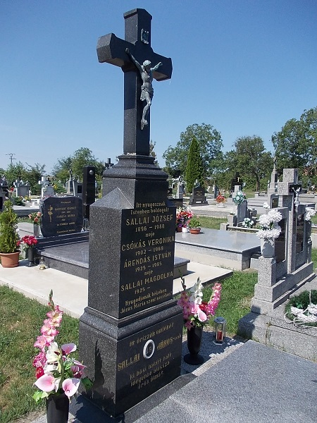 A Sallai család síremléke Csáky Károly felvételén