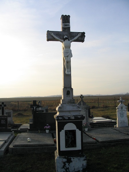 A szklabonyai központi temetőkereszt