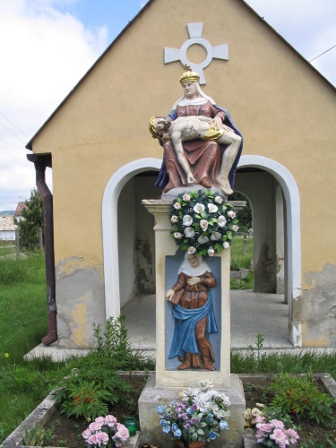 Egy 18.sz.színezett Pieta-szobor Szent Annával a hídvégi tem