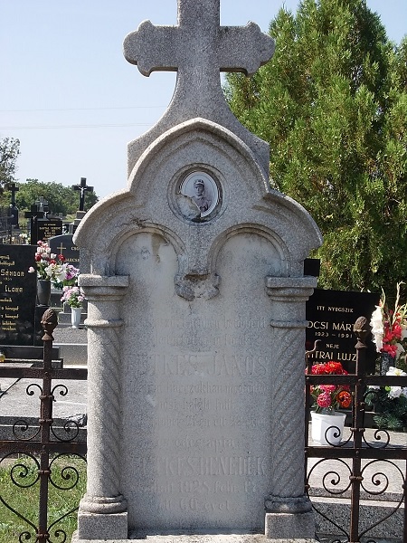 Retkes János honvéd családtagjáinak sírjele Csáky Károly felvételén