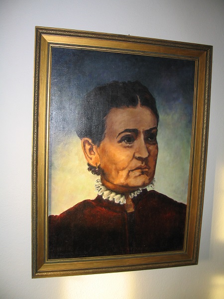 Mauks Ilona képe a szklabonyai házban Csáky Károly felvételén