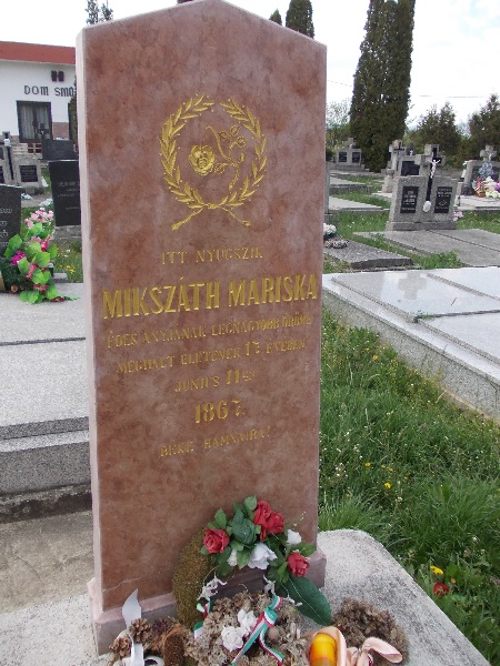 Mikszáth Mariska felújított síremléke Csáky Károly felvételén