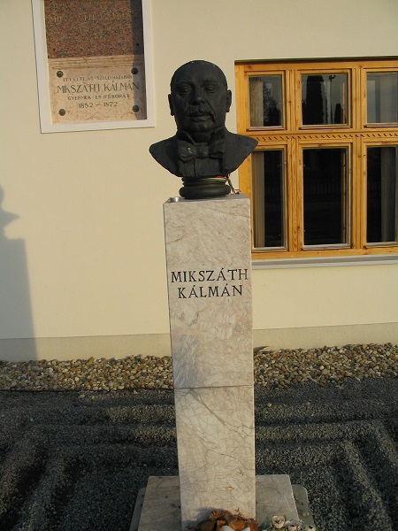 Mikszáth szobra is a temetőre néz Csáky Károly felvételén