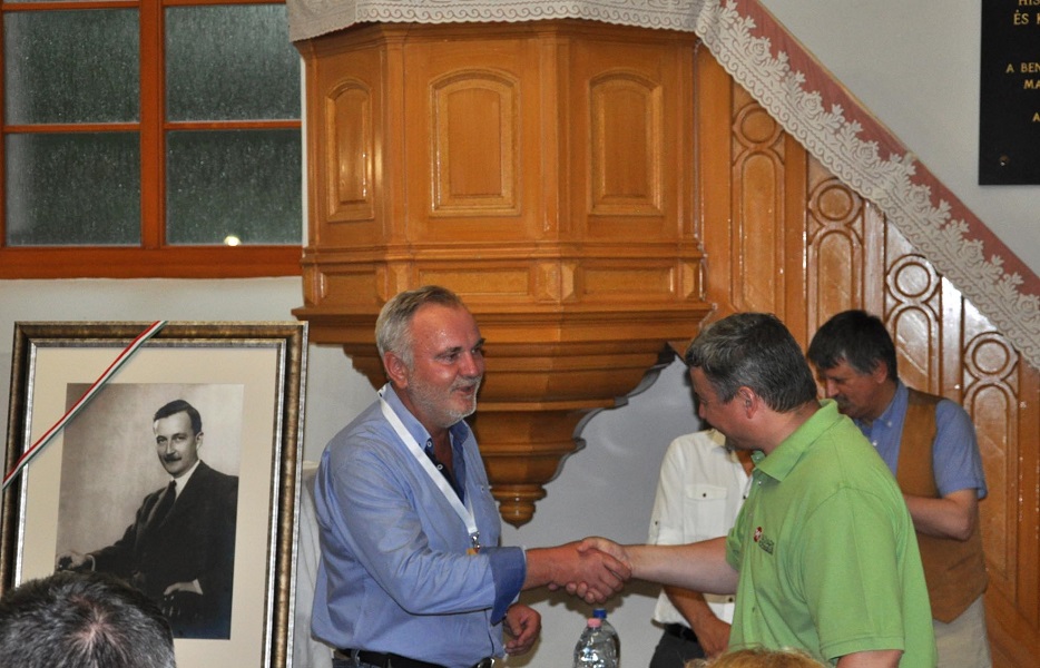 Pánczél Károly a Nemzeti Összetartozás Bizottságának elnöke egy Esterházy Jánost ábrázoló képet ajándékozott Berényi Józsefnek