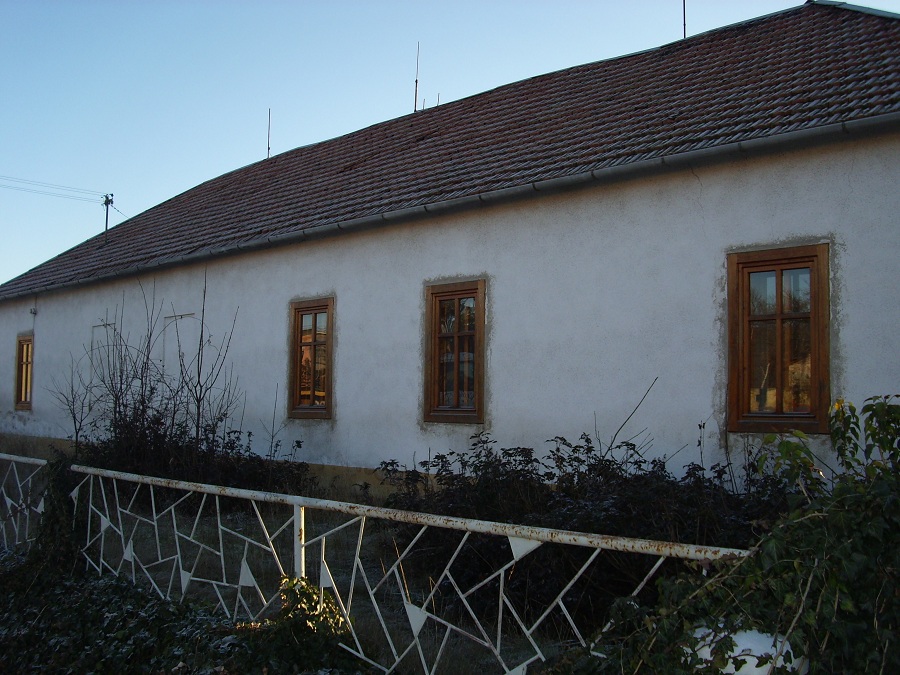 A falu eladott régi plébániája Csáky Károly felvételén