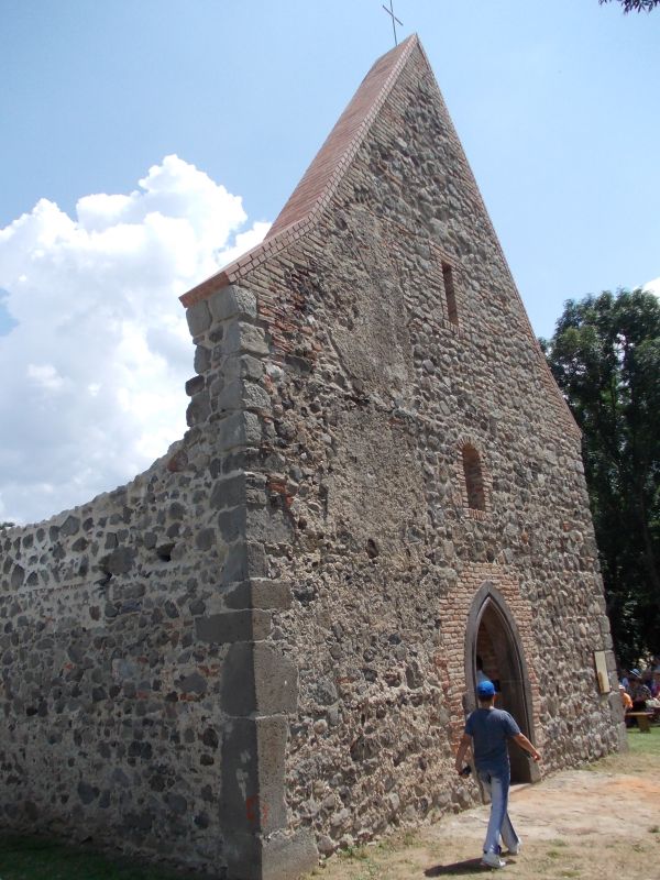 A templom nyugati fala a gótikus kapuval ma Csáky Károly felvvételén