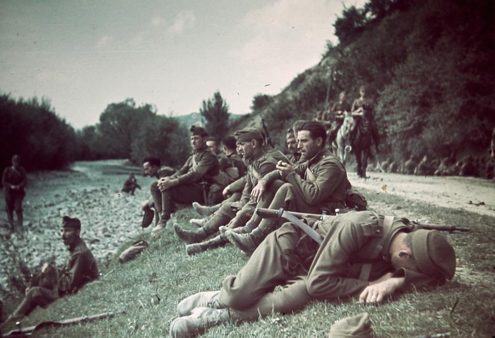 Kimerült honvédek a Maros partján