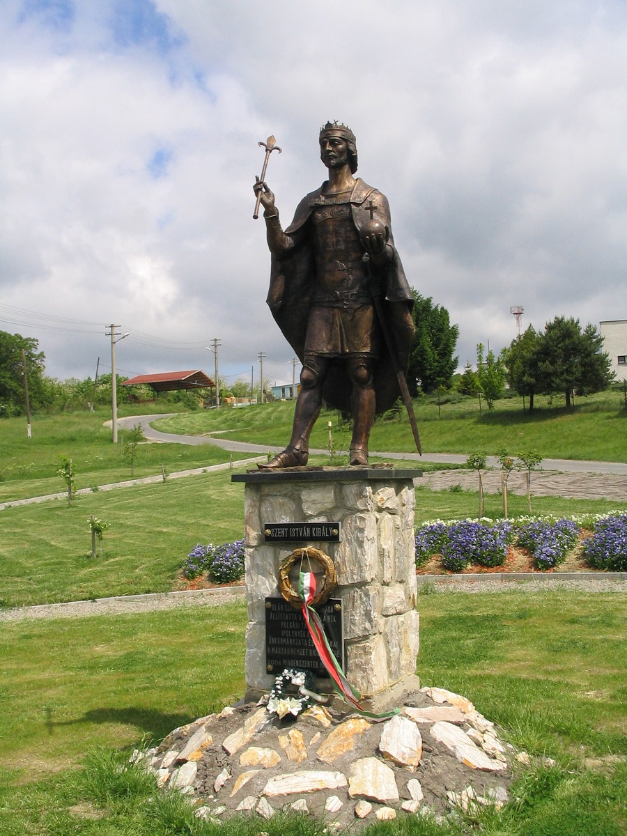 Oláh Szilveszter Szent István-szobra Ipolynyéken Csáky Károly felvételén