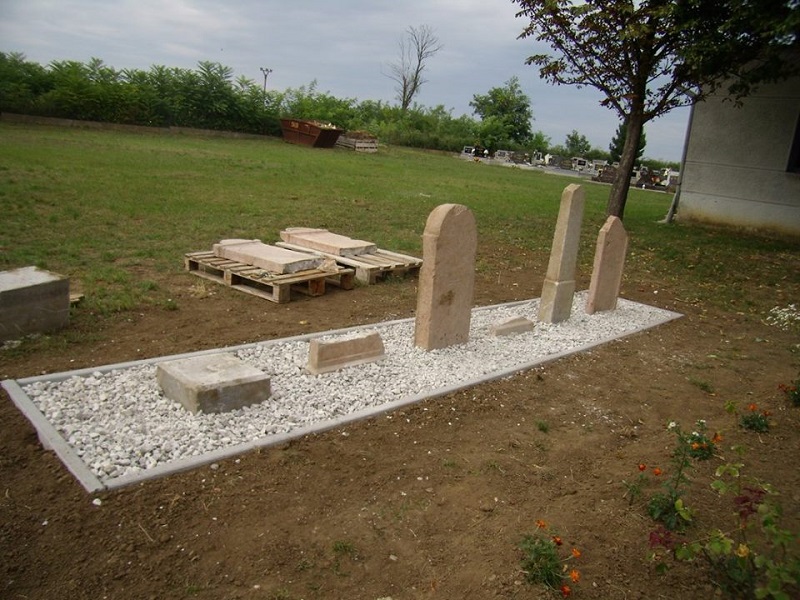A megtisztított sírkövek új helyre kerültek
