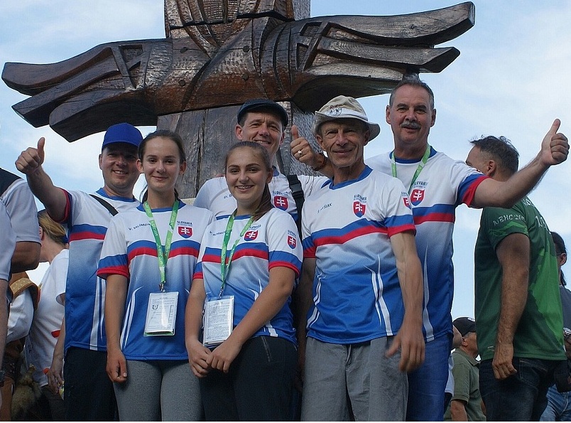 A szlovákiai csapat az Életfa előtt