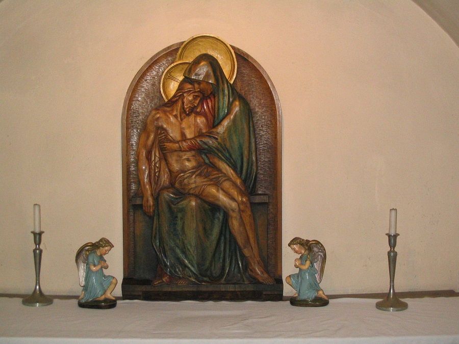 Reliefes Pieta  Ipolyszalkán Csáky Károly  felvételén