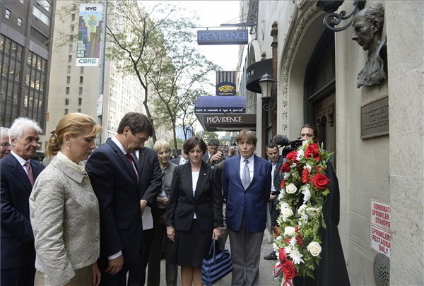 Áder János köztársasági elnök és felesége Herczegh Anita koszorút helyez el Bartók Béla emléktáblájánál a zeneszerző egykori lakhelyénél New York-ban