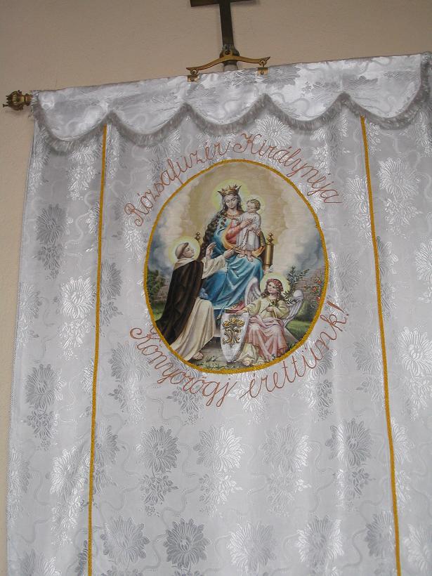 A Rózsafüzér Királynője templomi zászló Ipolyszalkán Csáky Károly felvételén