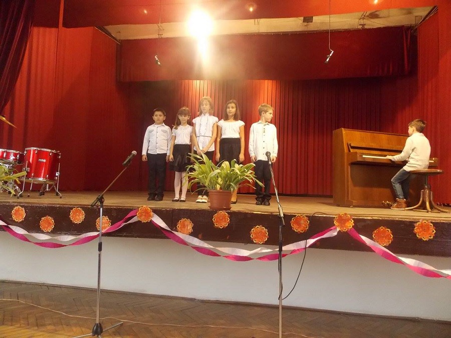 A zeneiskola diákjai a színpadon