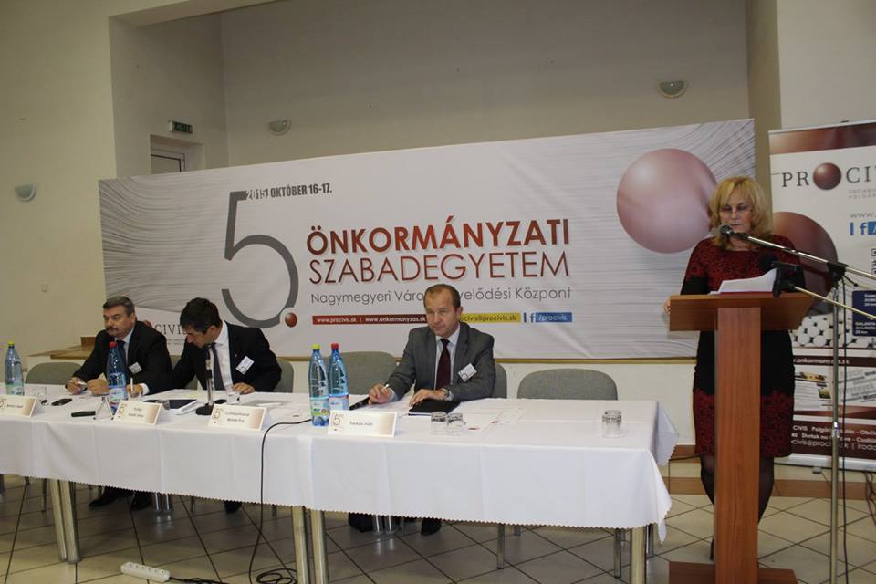 Czimbalmosné Molnár Éva Magyarország szlovákiai nagykövete köszönti a résztvevőket