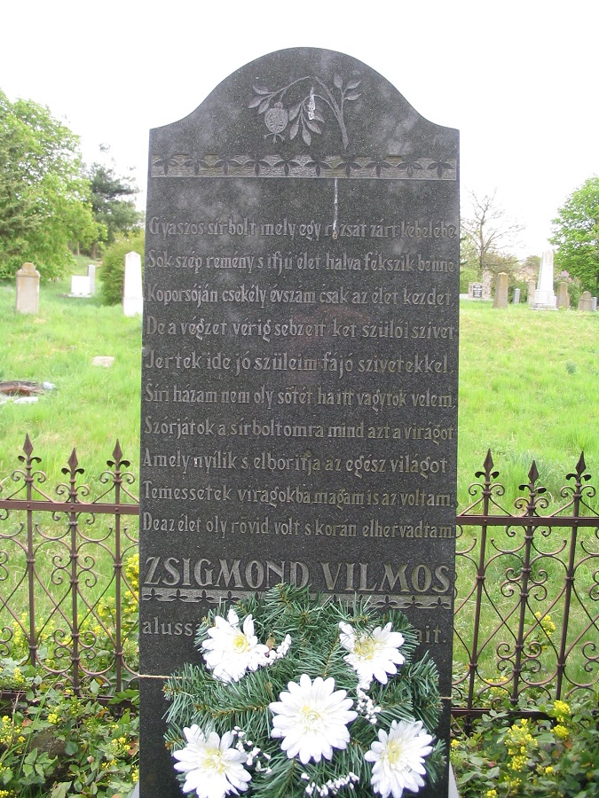 A garamkissalói református temető egyik sírjele Csáky Károly felvételén