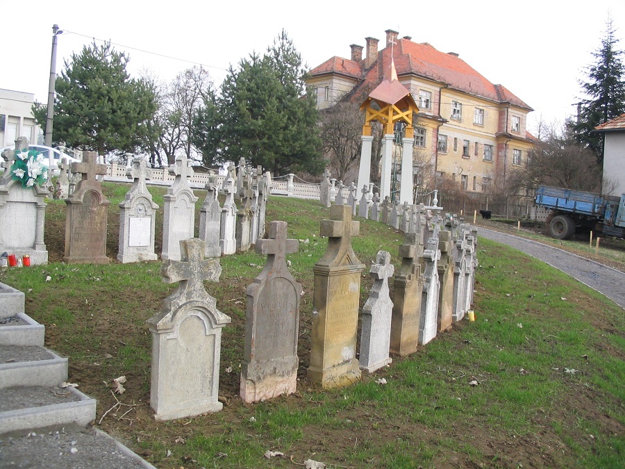 A nagycsalomjai temető összegyűjtött sírkövei Csáky Károly felvételén