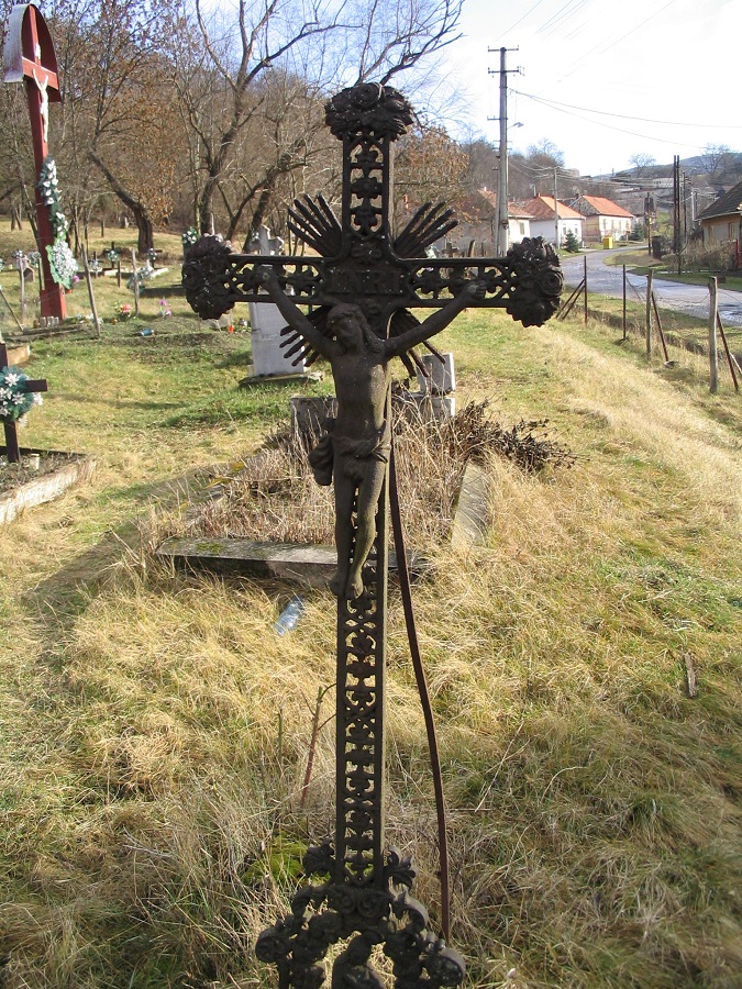 Kovácsolt vaskereszt a palásti temetőben Csáky Károly felvételén