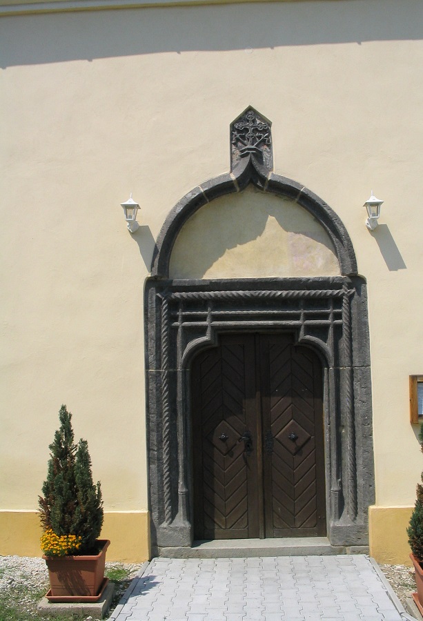 A felsőszemerédi templom rovásírásos kapuja Csáky Károly felvételén